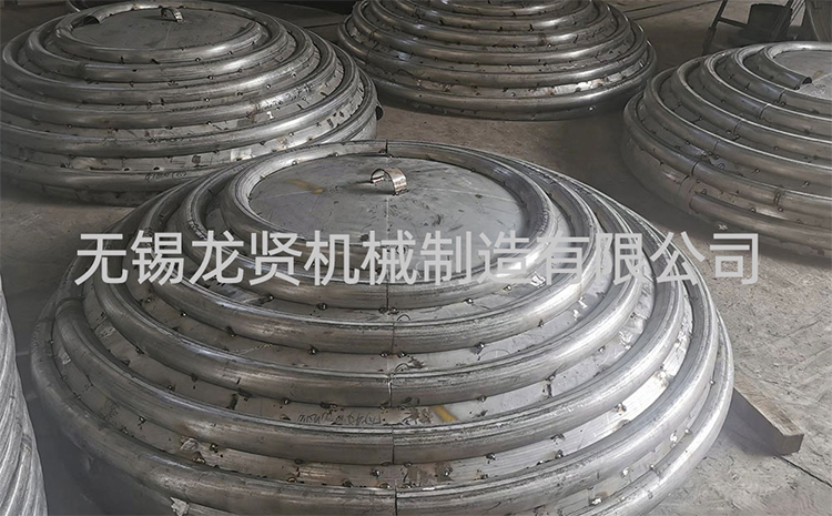 龍賢：各種規(guī)格不銹鋼封頭盤(pán)管加工